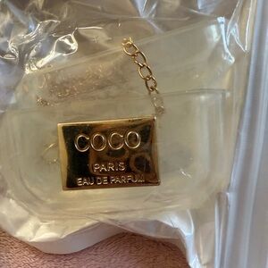 Air Pod pro cases comes in clear or black it comes with a chain